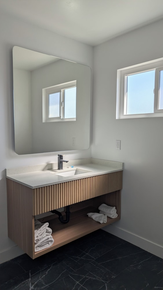 Luxury Inn 42/44