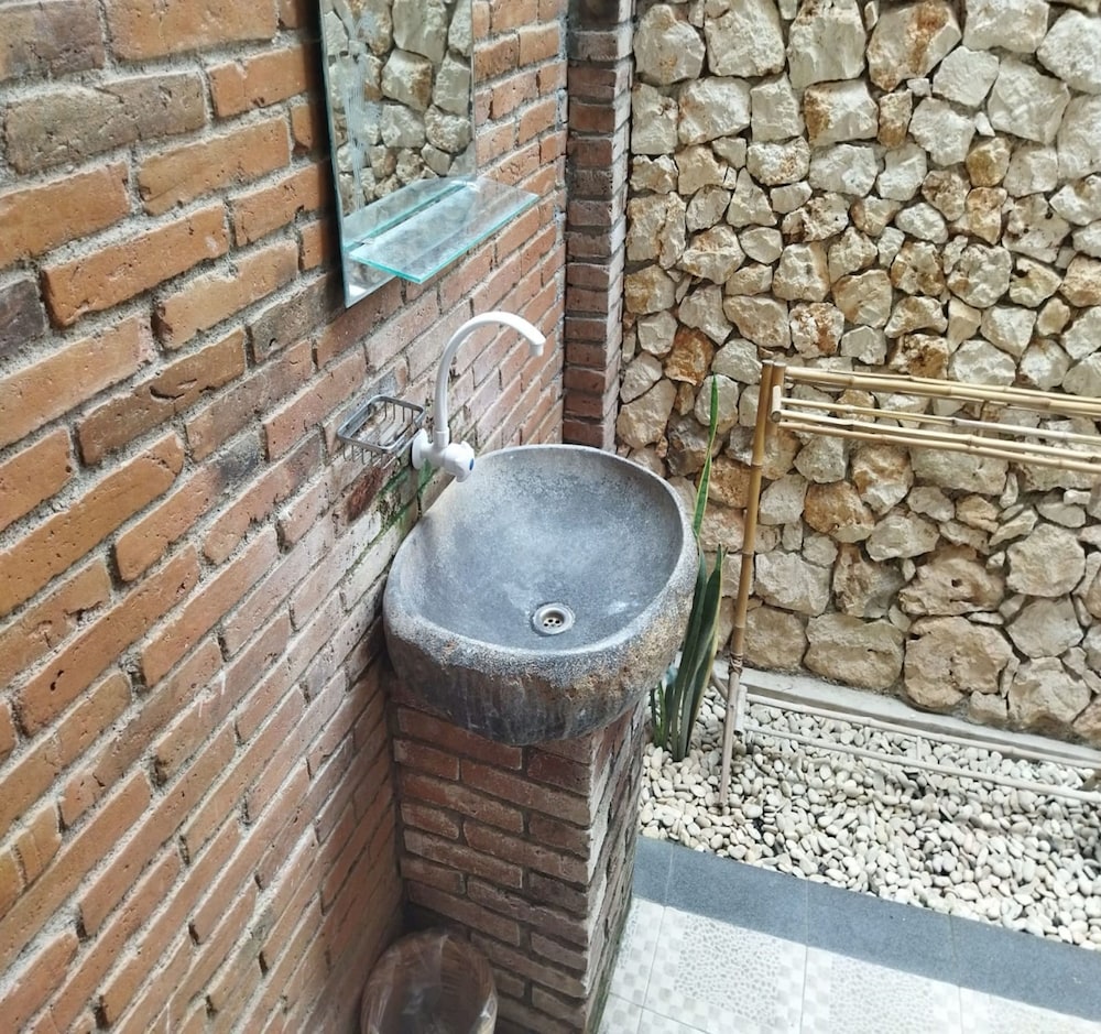 Omah Teras Bata Guesthouse by ZUZU 11/16