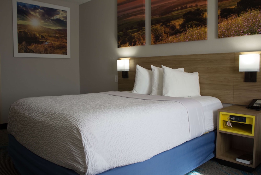 Days Inn by Wyndham Colby 15/32