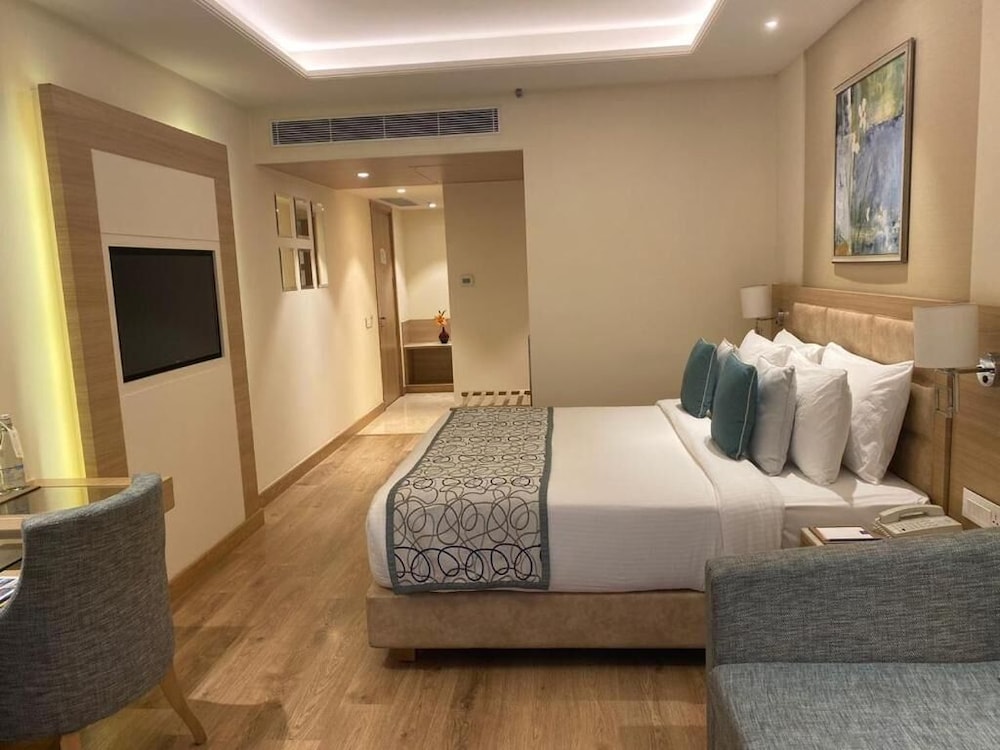 Golden Sarovar Portico 6/59