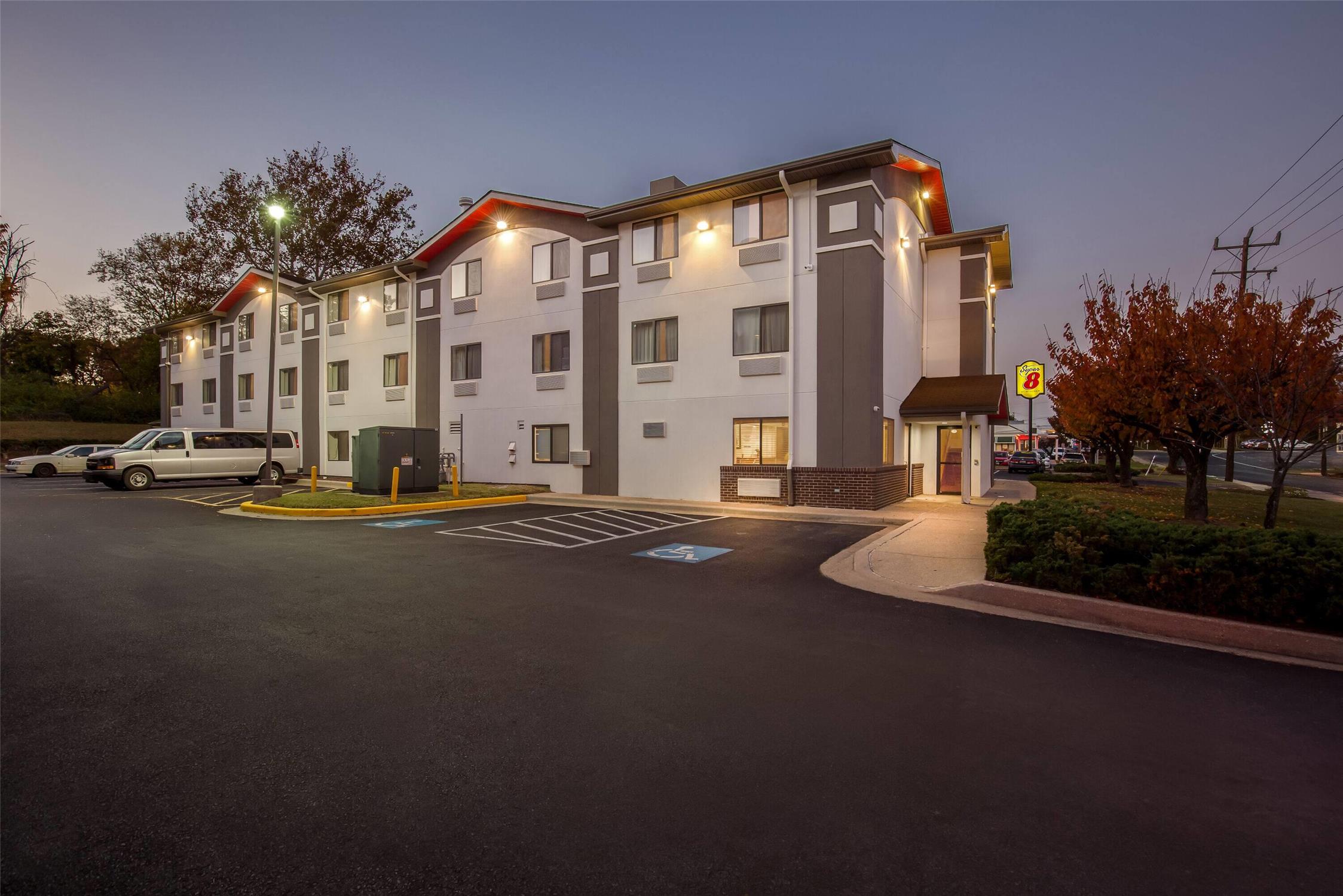 Super 8 By Wyndham College Park Wash Dc Area 7/17