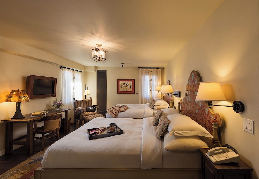 TRADITIONAL, 2 QUEEN BEDS