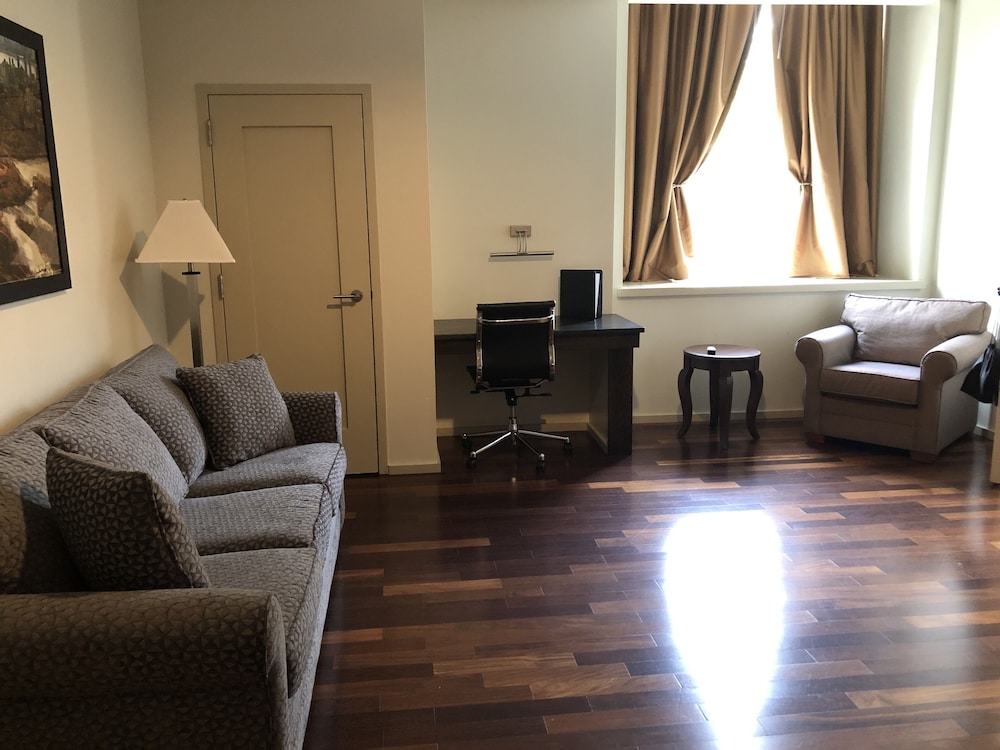 Grand Eastonian Suites Hotel 50/79