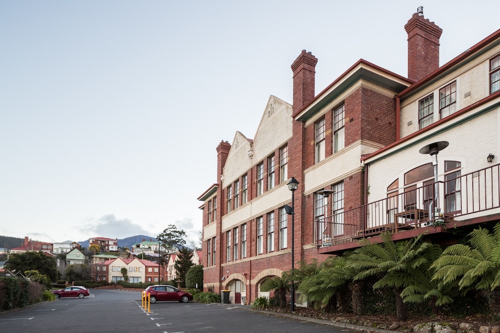 RYDGES HOBART 63/67