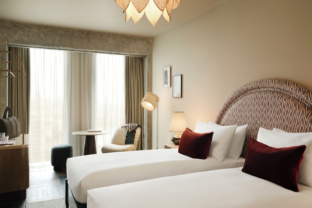 SKYLINE, ROOMY, TWIN BEDS