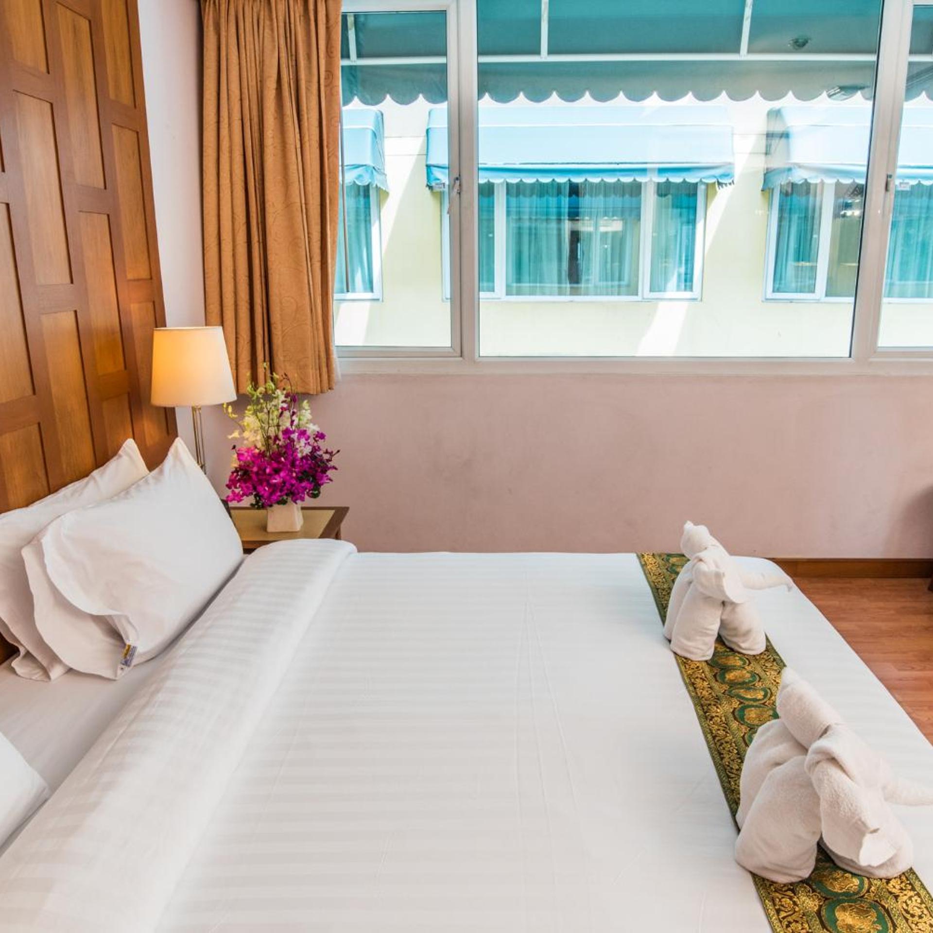 غرفة سوبيريور بسرير مزدوج بإطلالة على المدينة بشرفة