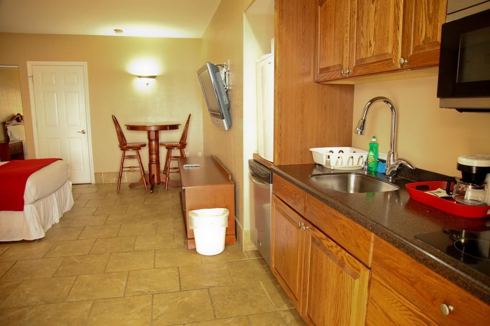 Lake Grassy Inn & Suites 12/38