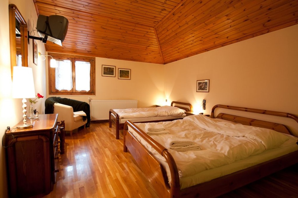 To Balcony Tis Agorianis 8/50
