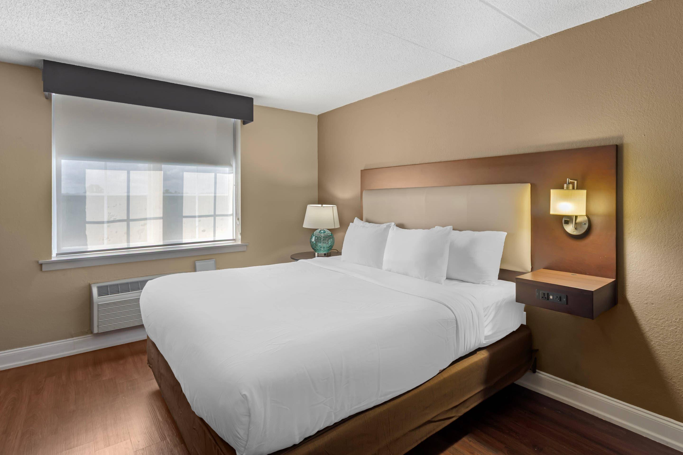Suite, King Bed, Accessible