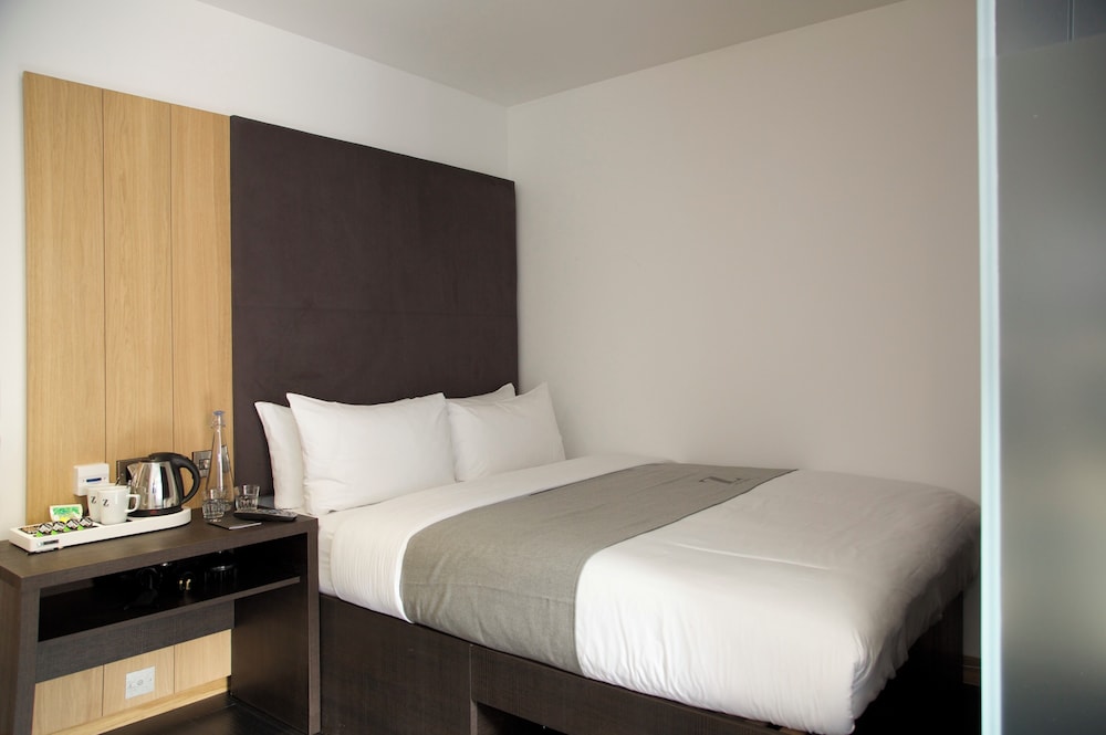 ROOM, QUEEN BED, ACCESSIBLE