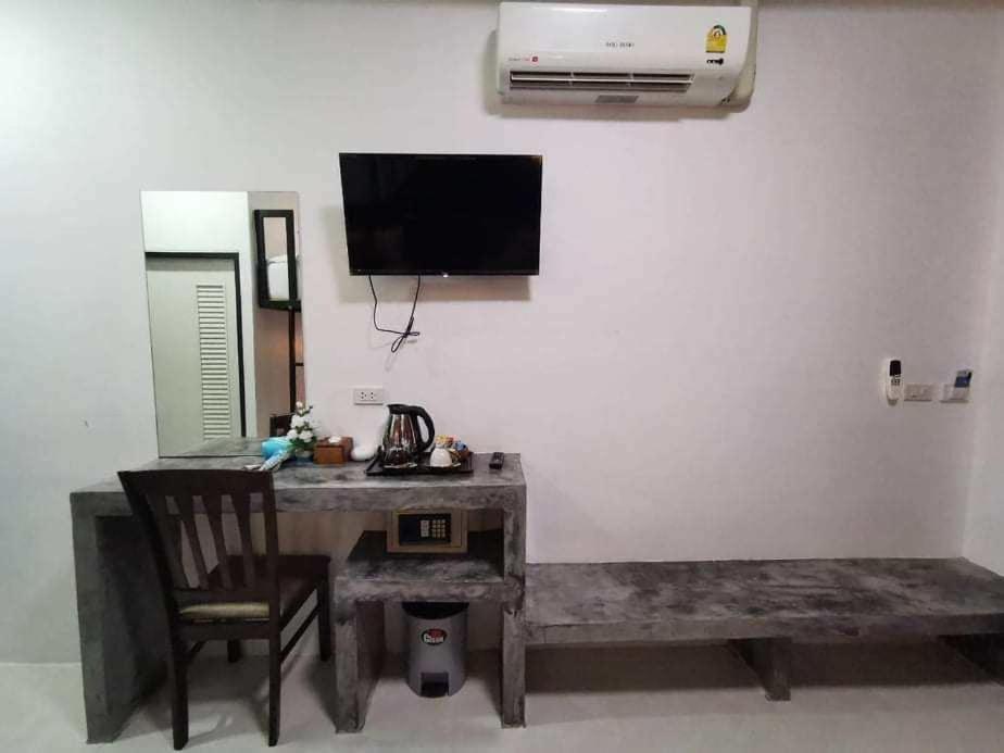 Lanta Long Beach Hostel 10/50