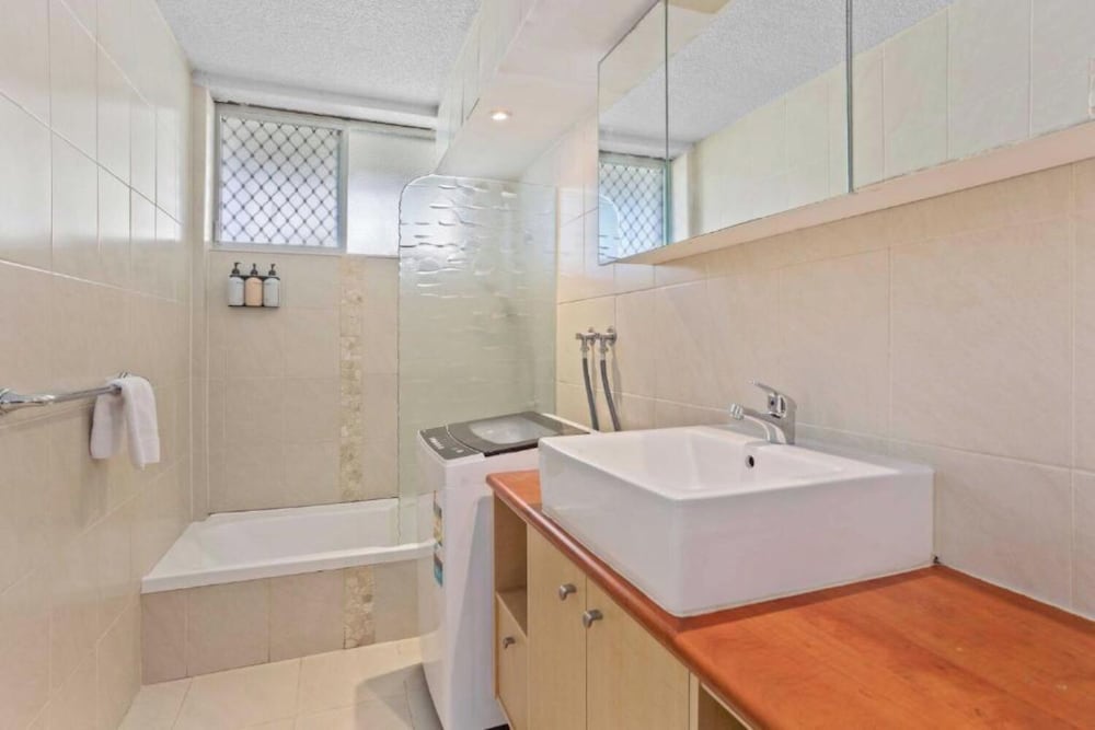 HI HO BEACH APARTMENTS 68/69