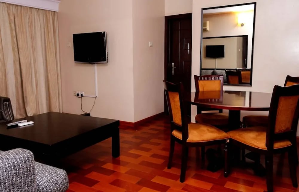 Golden Tulip Owu Crown Ibadan 27/45