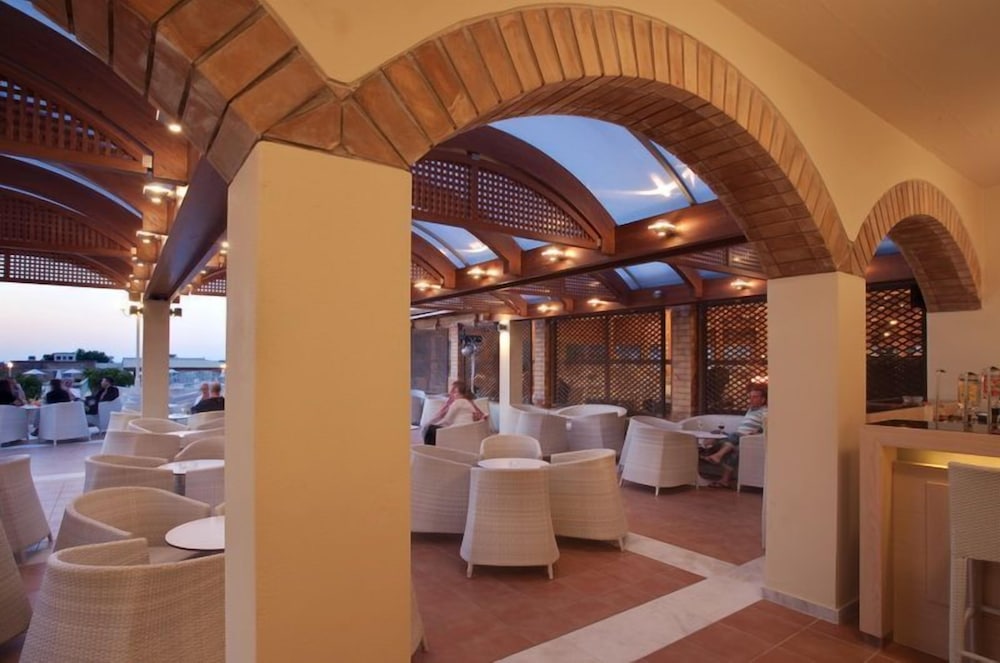 Bella Beach Hotel 50/70
