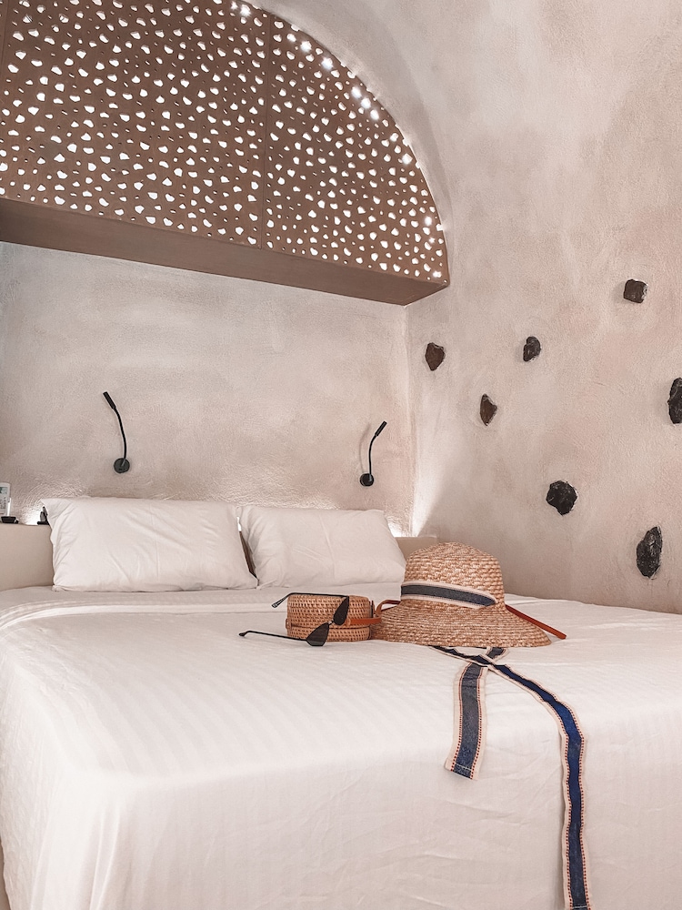 ELITE, DELUXE, STUDIO, SUITE, PRIVATE POOL