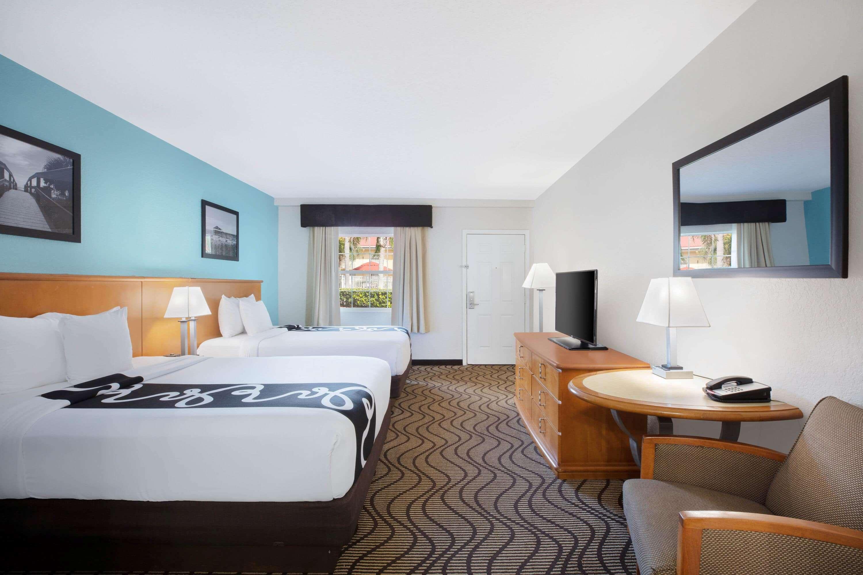 Deluxe, 2 Queen Beds, Pool or Courtyard View
