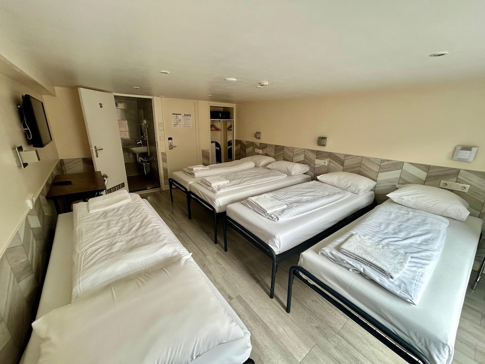 ROOM, 5 BEDS