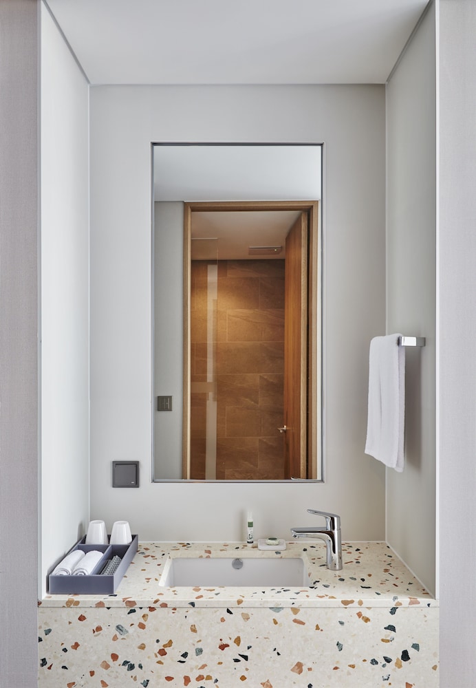 Hotel In 9 13/66