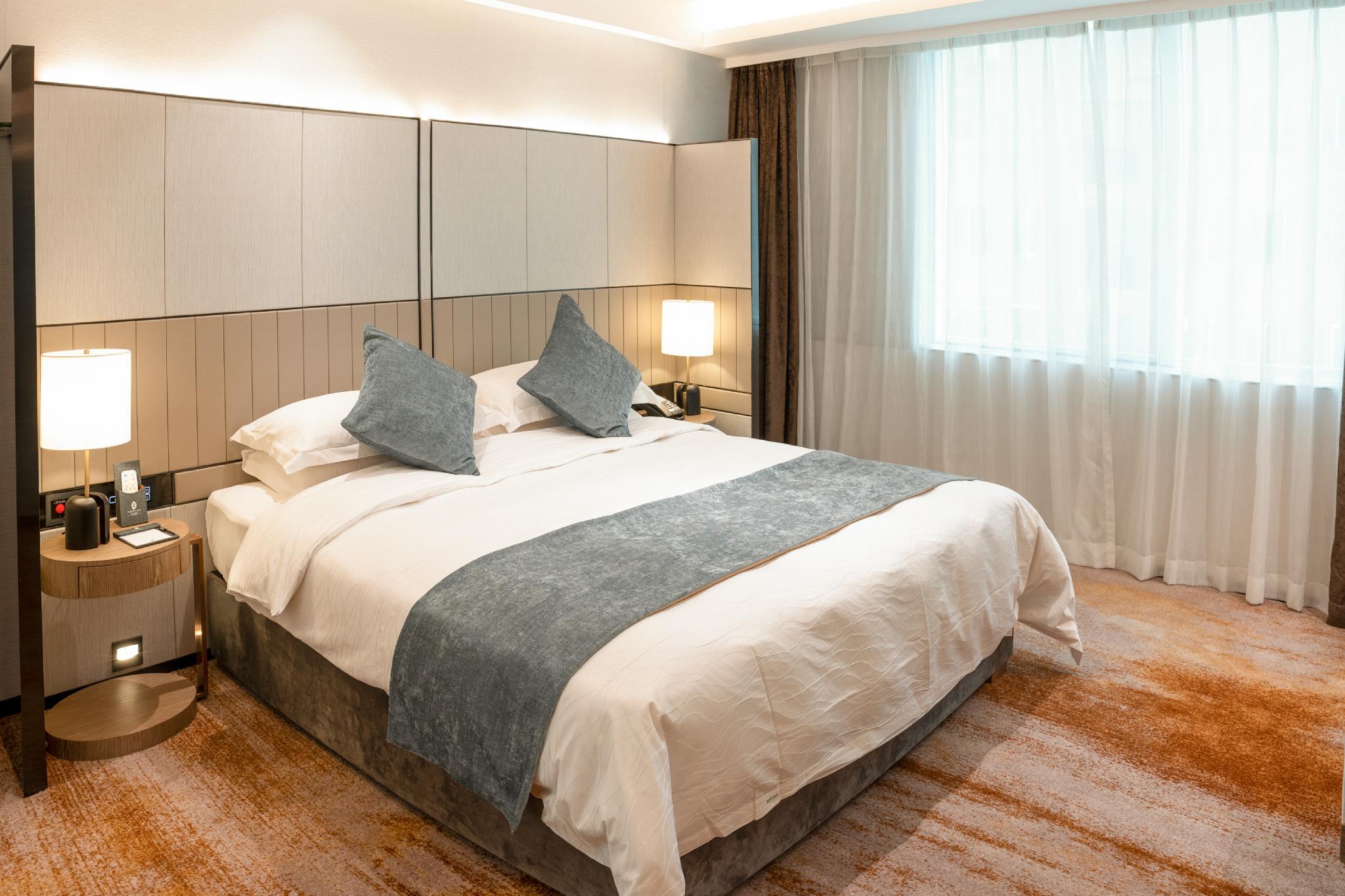 DELUXE, EXECUTIVE, SUITE