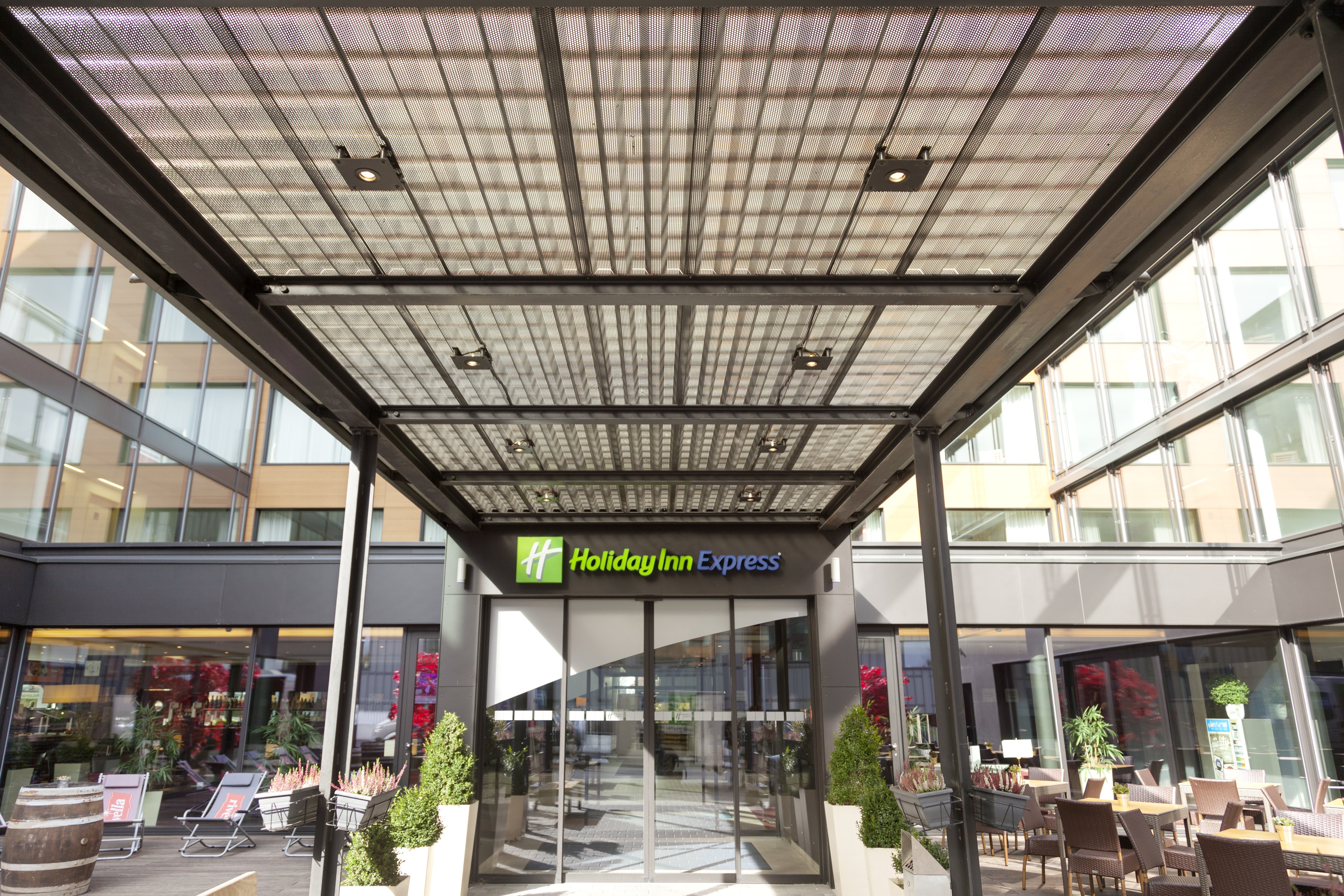 HOLIDAY INN EXPRESS ZURICH AIRPORT 4/80