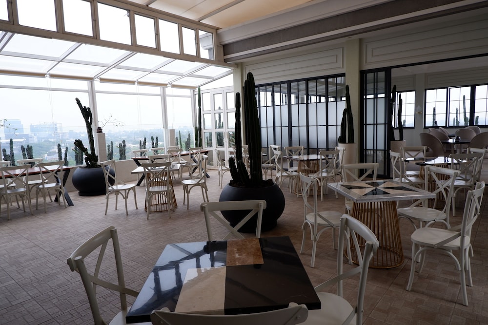 The Grantage Hotel and Sky Lounge 30/50