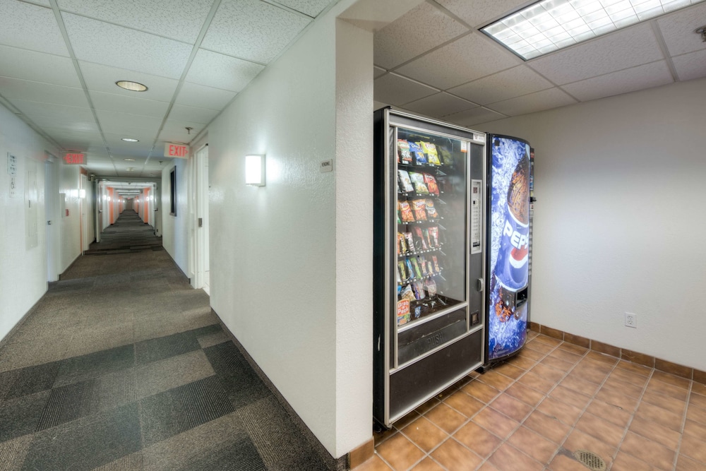 Motel6 Branford, CT - New Haven 43/58