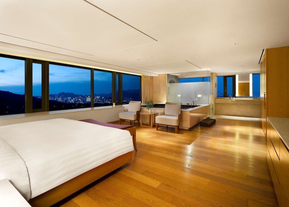 Pool, Deluxe, King Bed