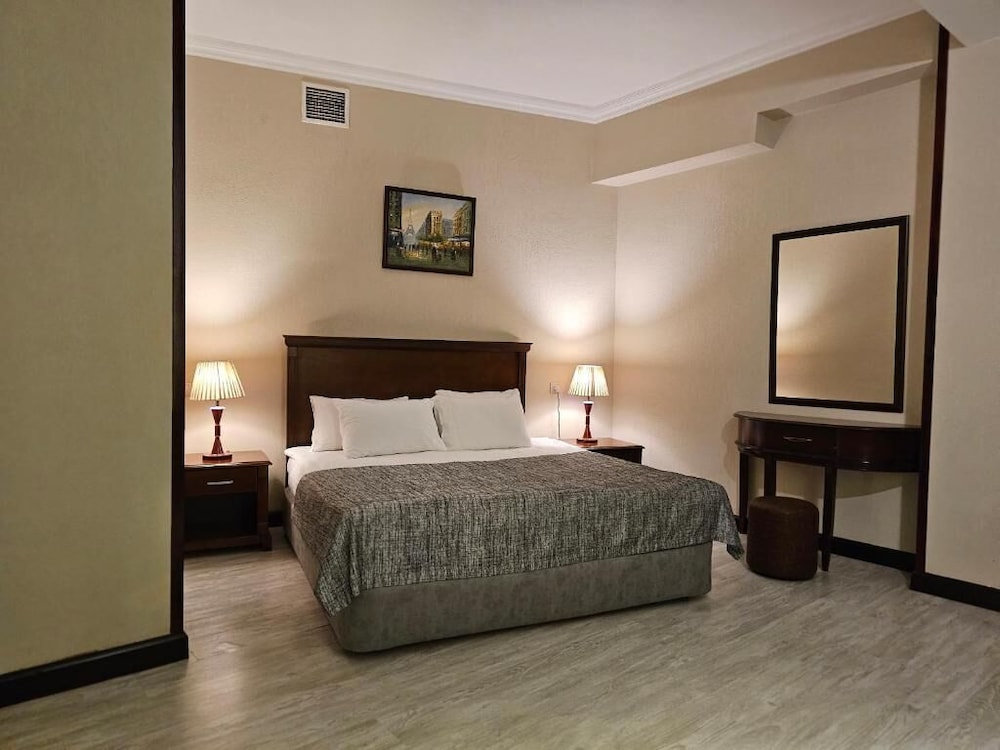 شقة أساسية بسرير كينج بإطلالة على البحر بشرفة مع أريكة، The Crown Hotel 4/10