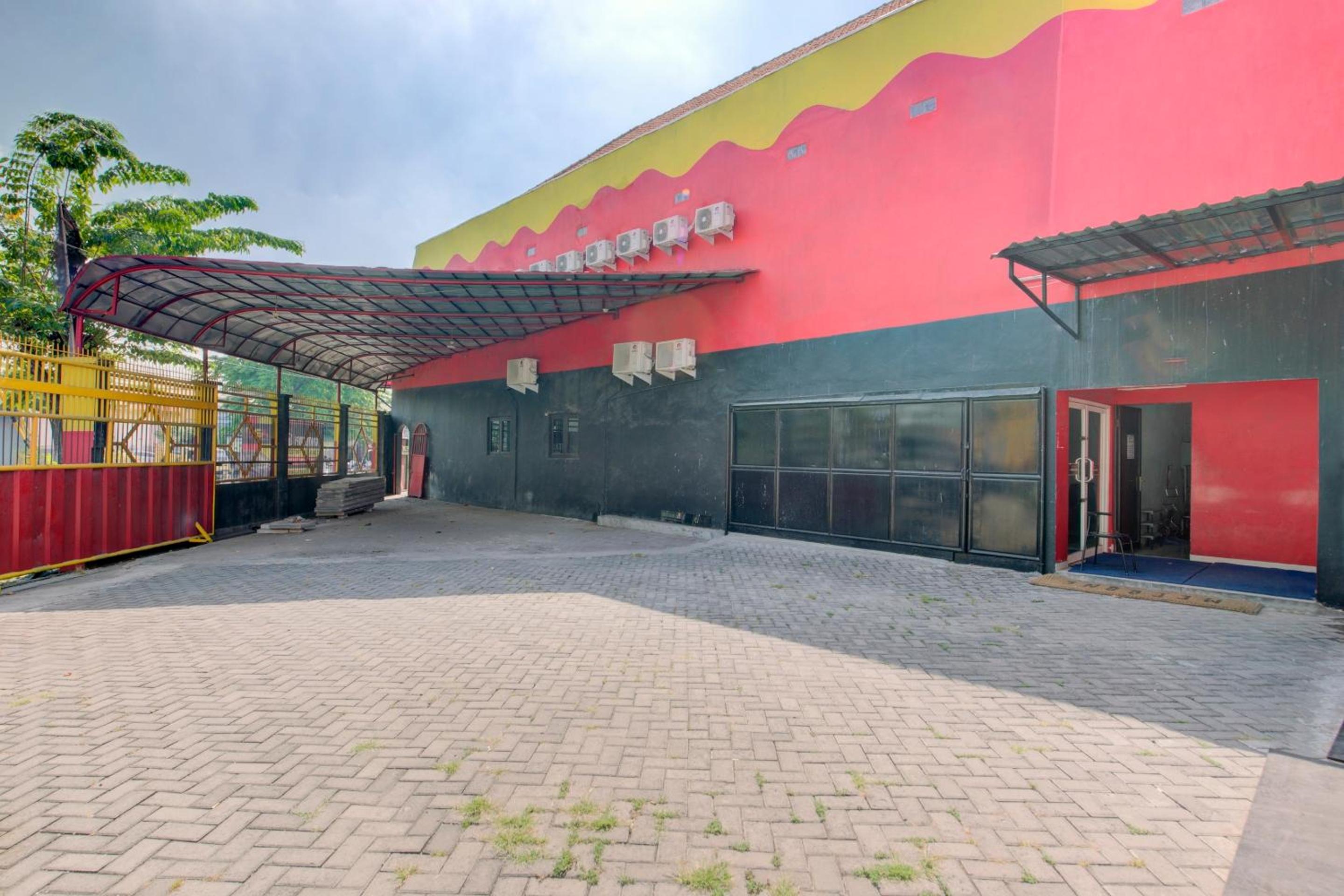 OYO 3198 Sukomanunggal Inn 40/49