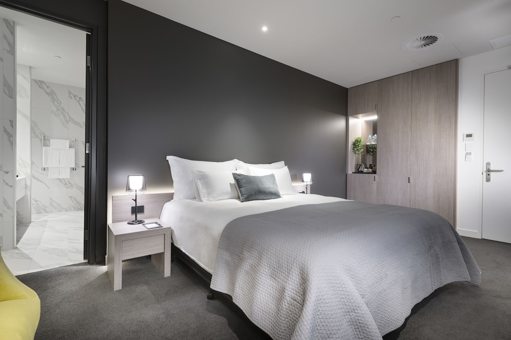 The Melbourne Hotel 18/69