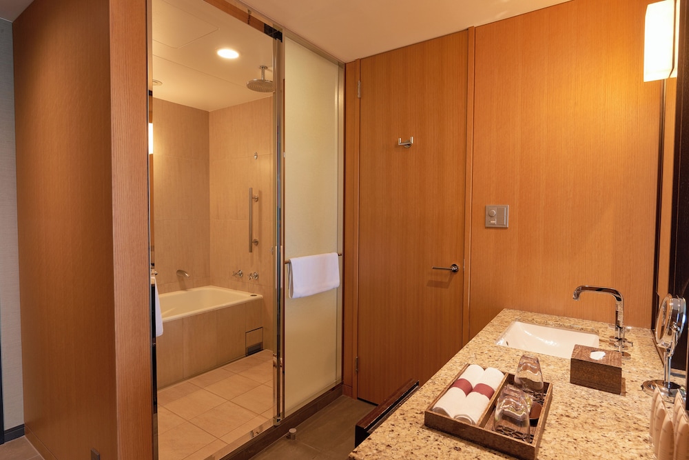 CLUB, DELUXE, KING BED, HARBOUR SIDE, CLUB LOUNGE ACCESS