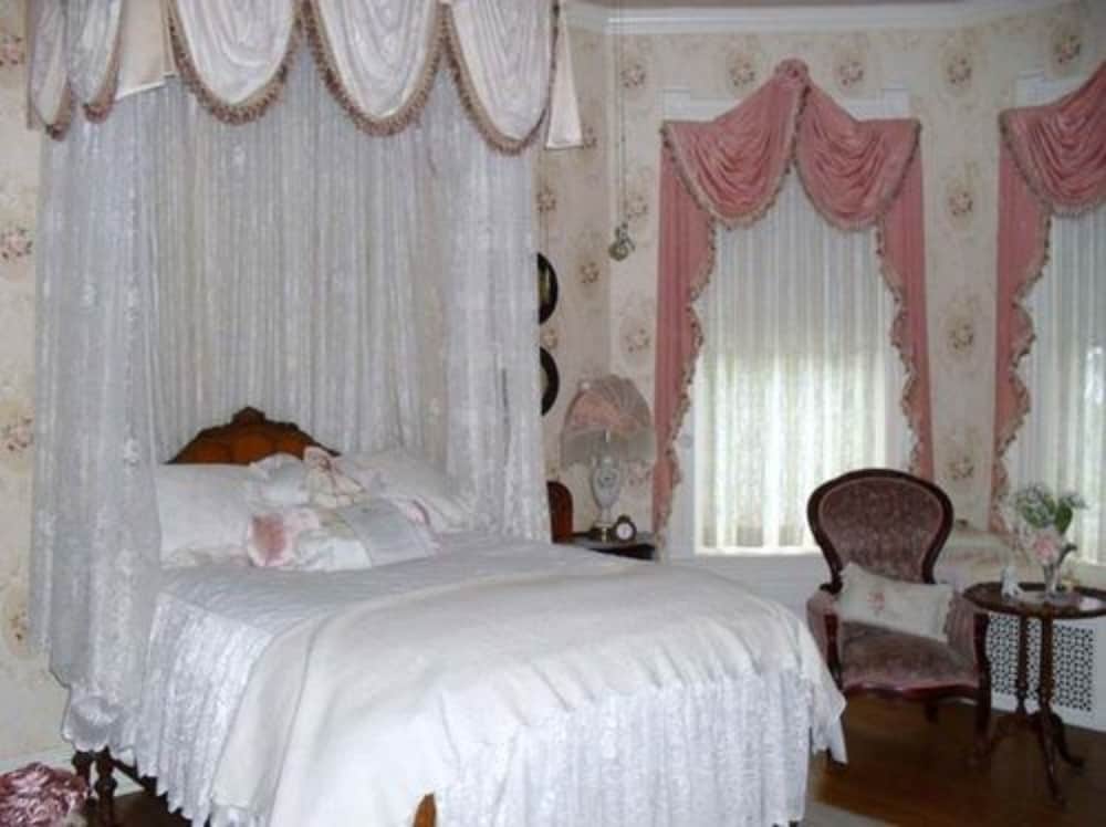 Alexander Mansion Historic Bed and Breakfast 16/48
