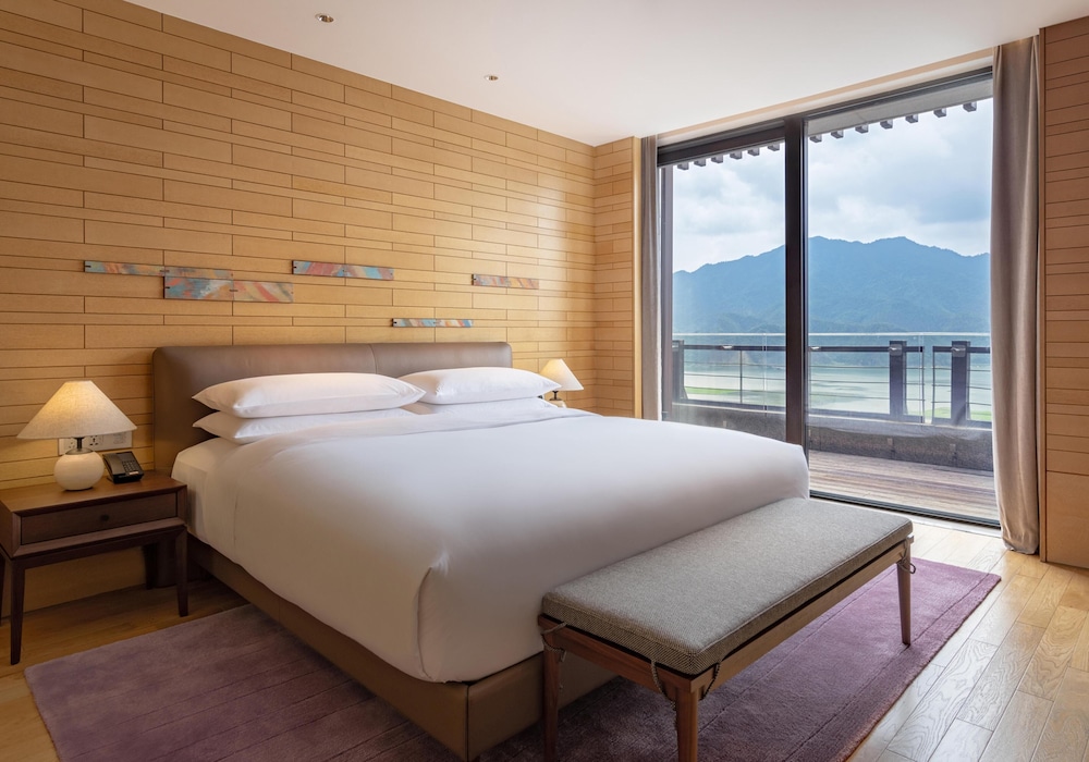 PREMIUM, SUITE, KING BED
