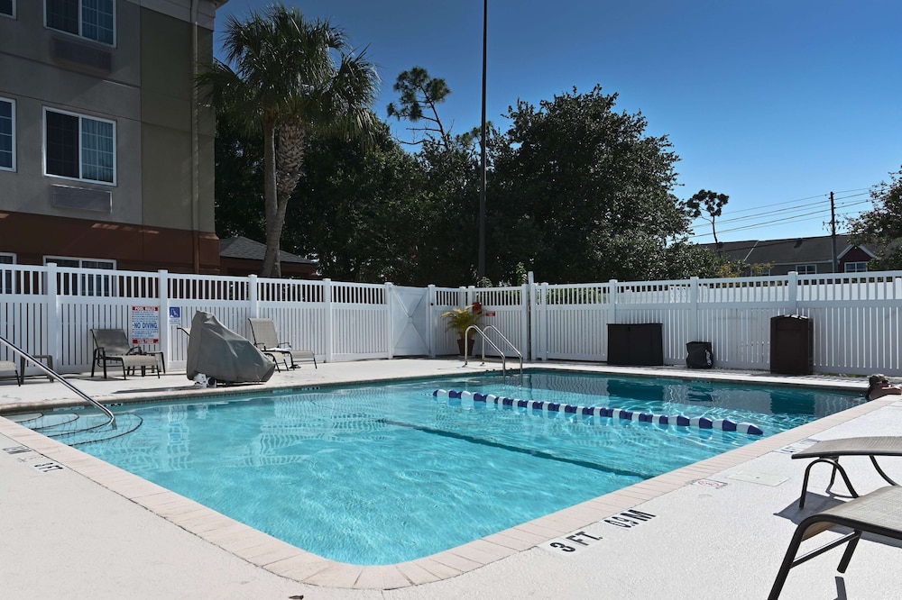 Sonesta Simply Suites Clearwater 23/43