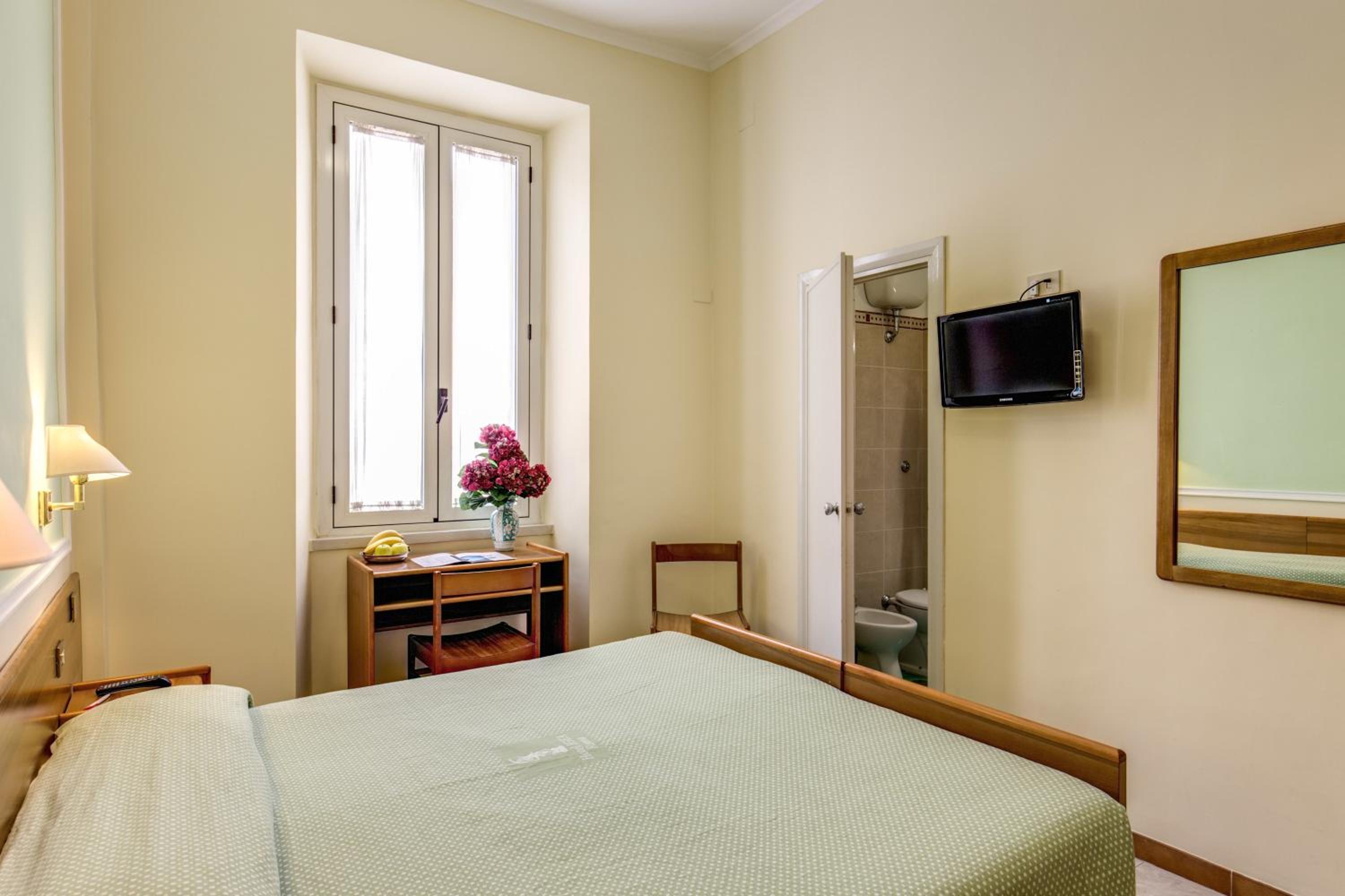ROOM, DOUBLE OR TWIN BED