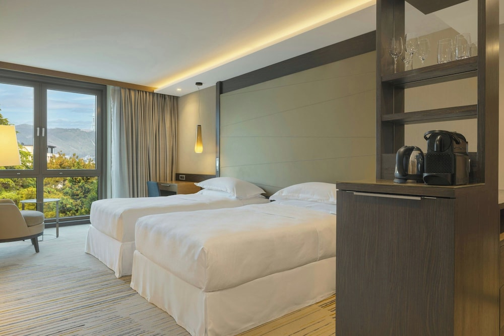 غرفة ديلوكس بسريرين منفصلين بشرفة، Sheraton Grand Tbilisi Metechi Palace 5/10
