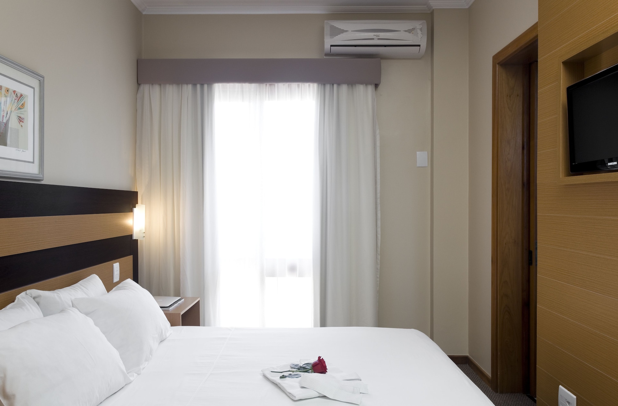LUXURY, TWIN BEDS
