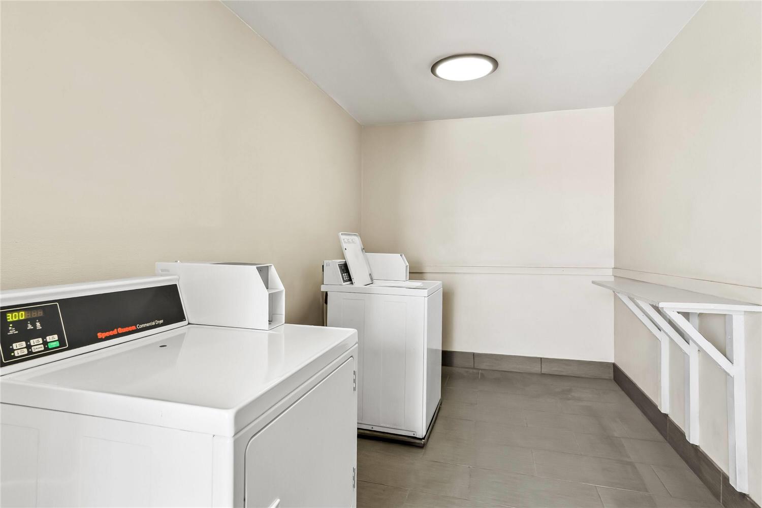 Days Inn by Wyndham Fontana / Rialto 11/34