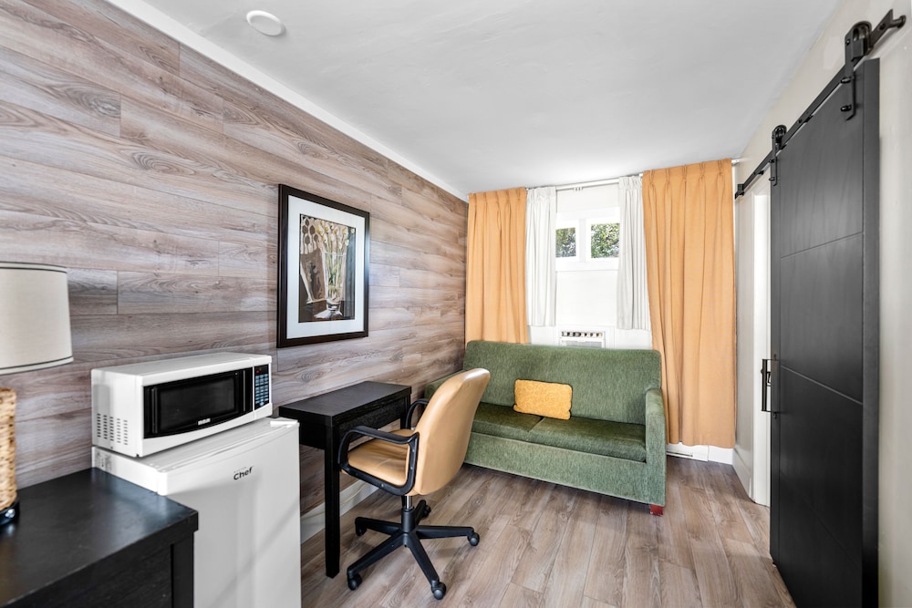 Auberge Shores Inn & Hotel 28/47
