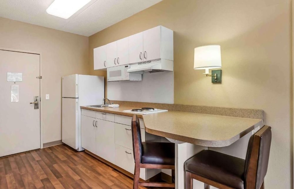 Studio 6 Extended Stay Chicago Vernon Hills Lincolnshire IL 44/58
