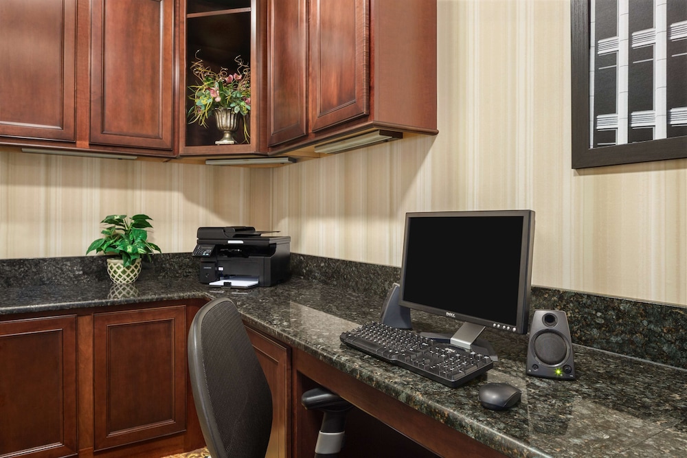 Country Inn Suites By Radisson Bloomington Normal Airport Il 27/29
