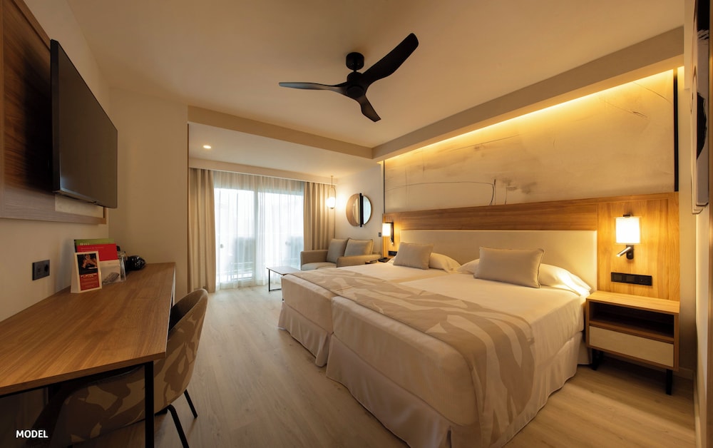 غرفة بسرير كوين بشرفة بإطلالة جزئية على البحر، Riu Palace Nautilus - Adults Only 3/10