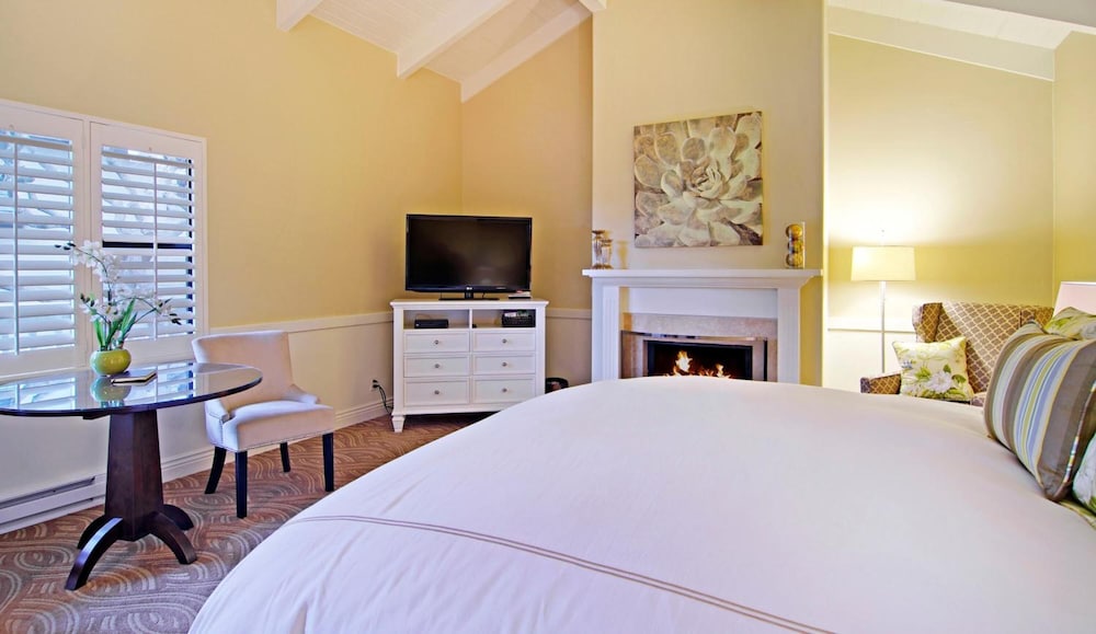 Carriage House Inn 24/35