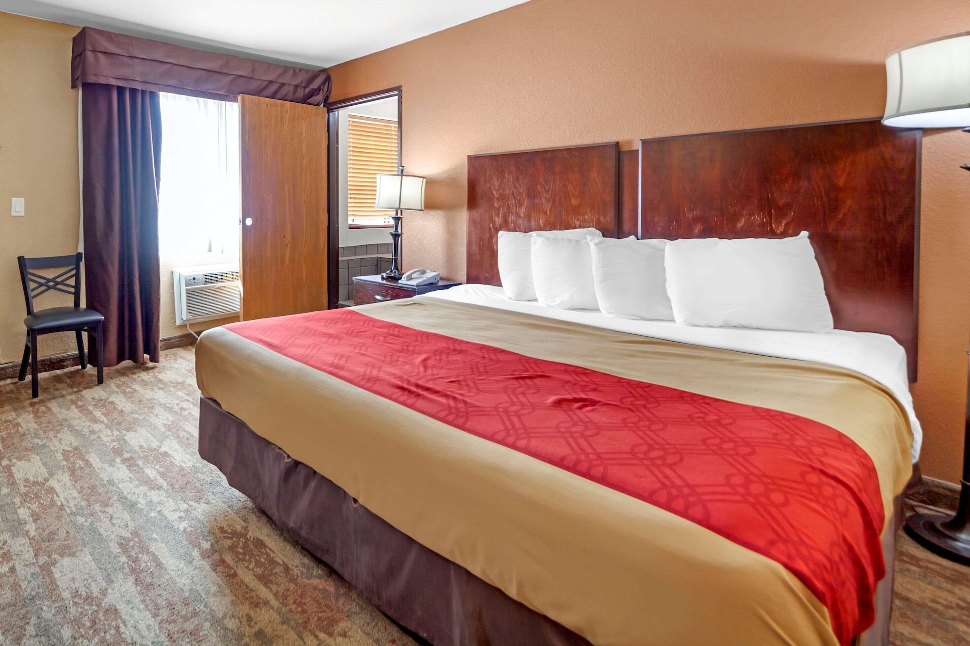 SUITE, KING BED