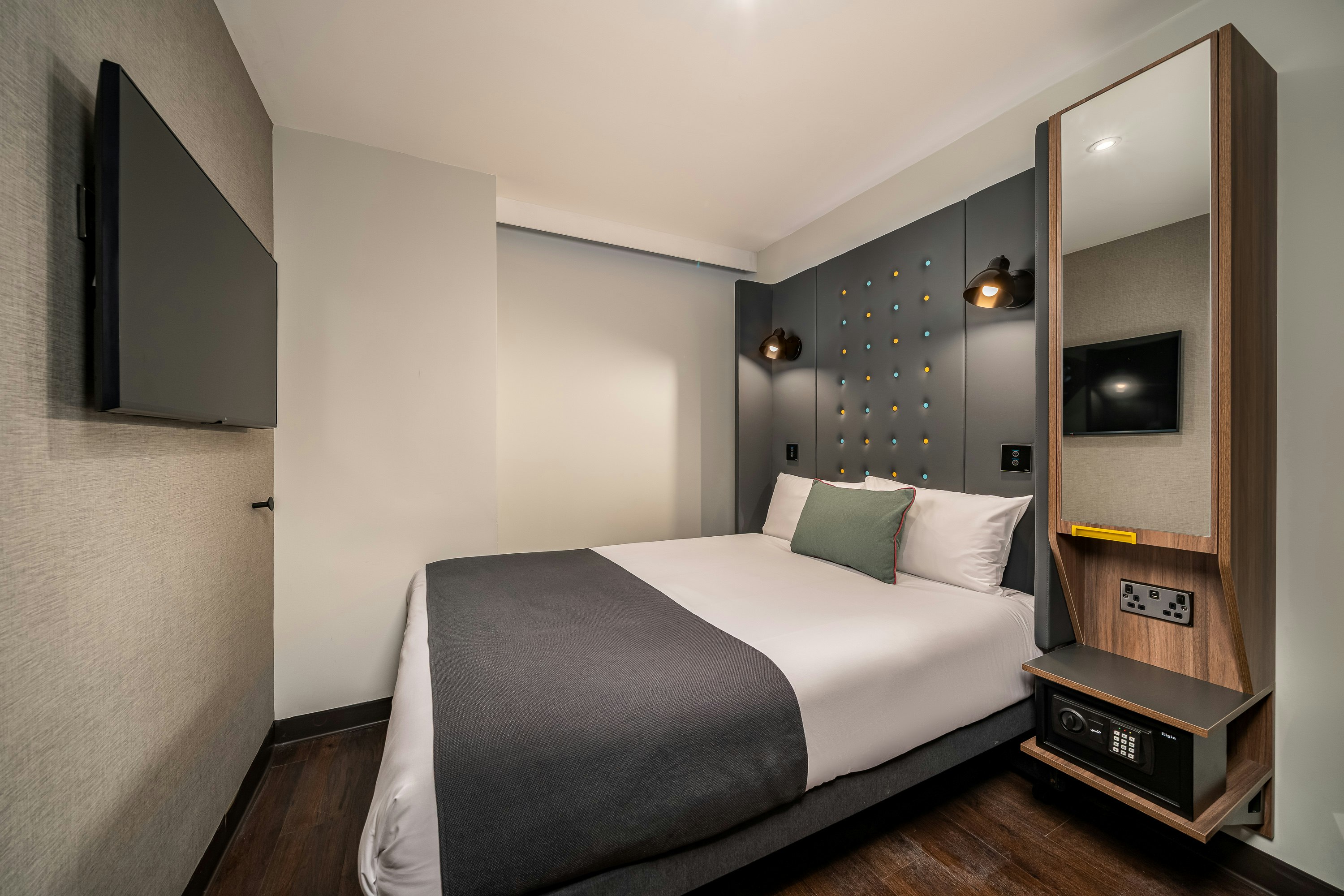 Cozy, Double Bed, No Window