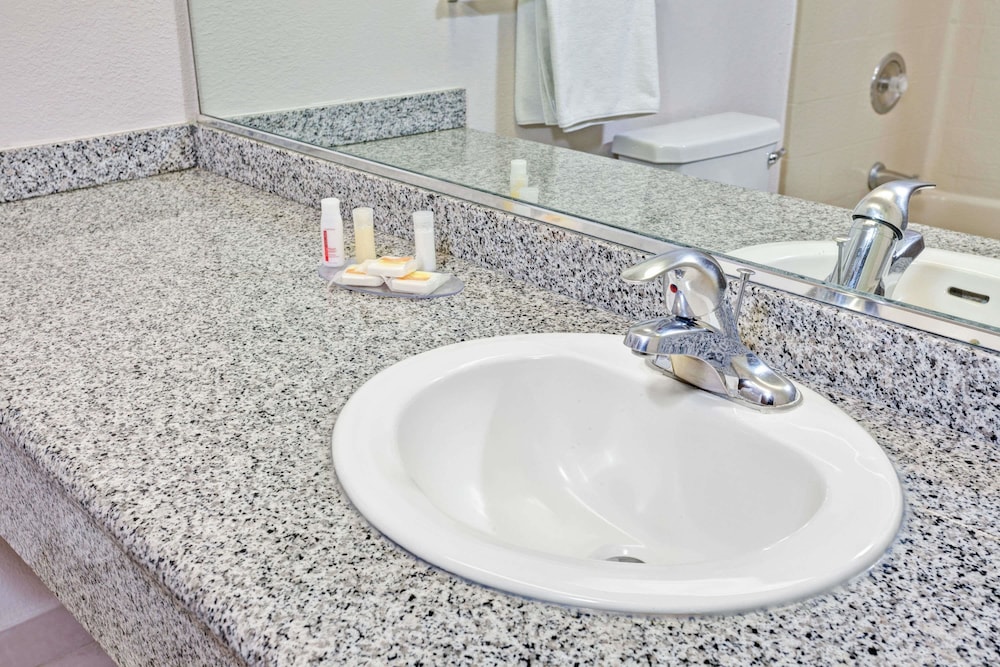 Days Inn & Suites by Wyndham Fullerton 24/26