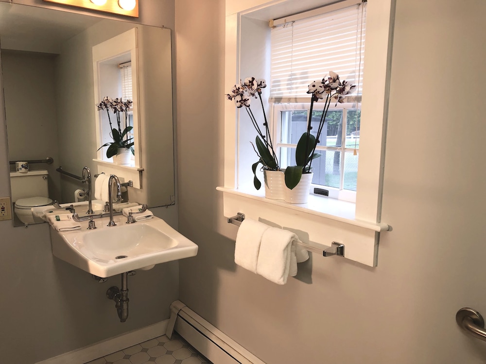 Hyannis Inn 42/50