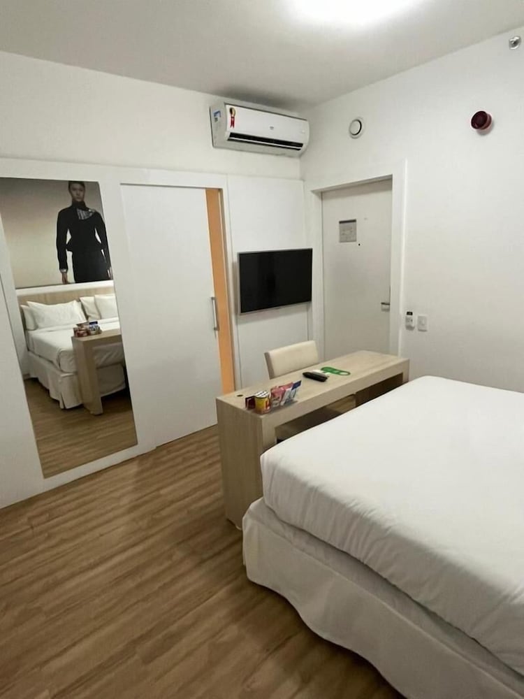 EXECUTIVE, QUEEN BED, ACCESSIBLE