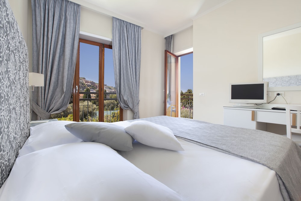 ROOM, DOUBLE OR TWIN BED, POOL VIEW