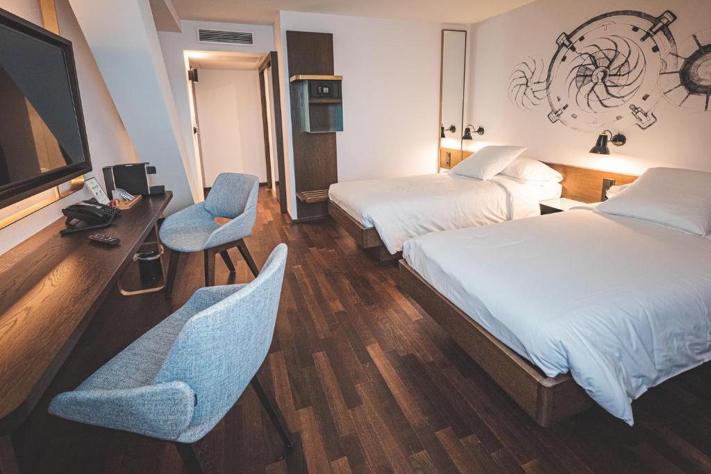 ROOM, TWIN BEDS